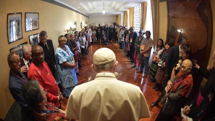 Ferenc pápa és az őslakos népek képviselői az IFAD római székhelyén