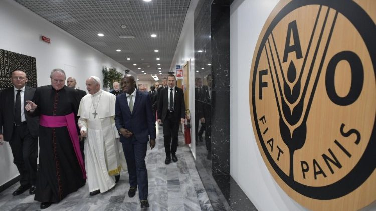 Papst Franziskus beim Besuch des Internationalen Fonds für landwirtschaftliche Entwicklung (IFAD) 2019 in Rom. IFAD kooperiert eng mit der Ernährungs- und Landwirtschaftsorganisation FAO