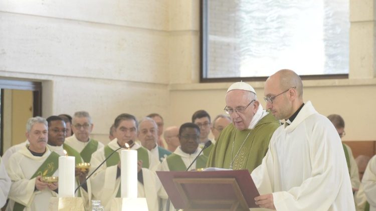 Popiežius aukoja Mišias Fraterna Domus