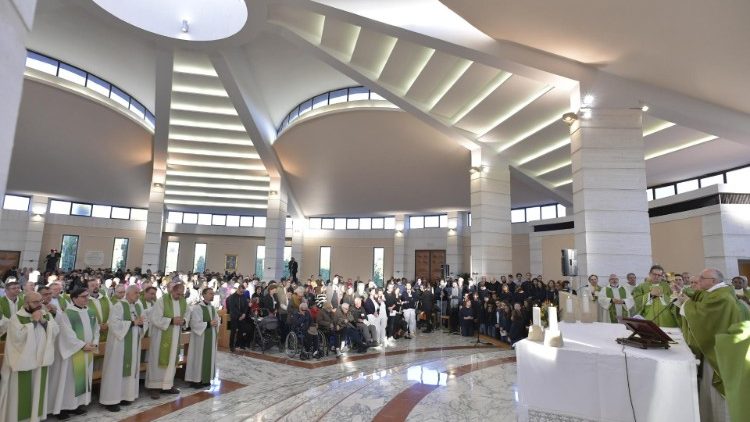 Papa kremton meshën në Sacrofano