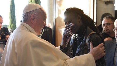Papa: Cristo ci liberi dalla paura di incontrarlo nei poveri e nei migranti