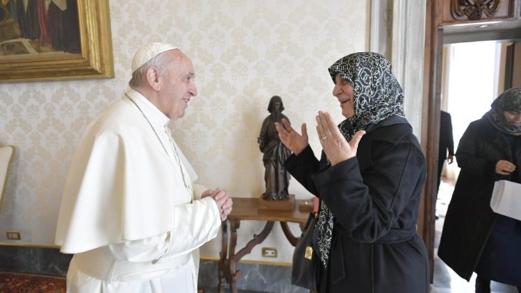 Papst Franziskus und Rabab Sadr von der Organisation Imam Sadr