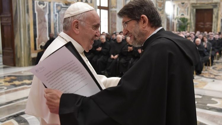 Papa Francisco se reúne con la comunidad del Instituto patrístico "Agustinianum" de Roma.