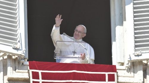 Angelus: Pope warns against idolatry, Jesus calls us to happiness