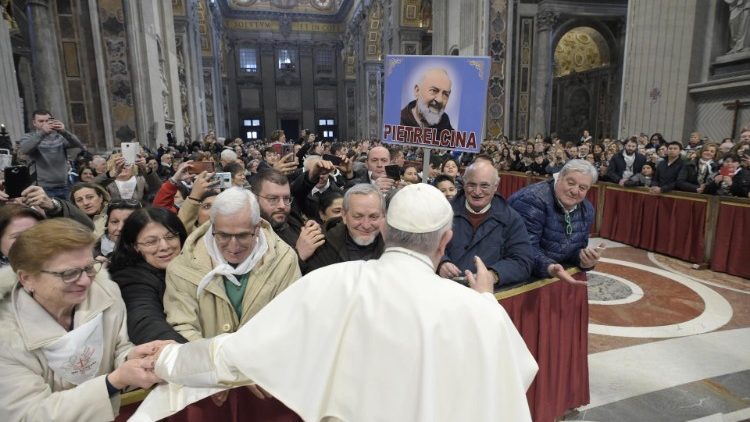 Папа Франциск на встрече с паломниками в базилике Святого Петра