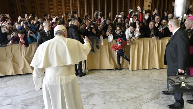 Im Rahmen der Generalaudienz konnten die Opfersprecher dem Papst ihren Bericht übergeben