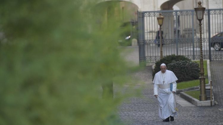 Påven på väg till mötet 