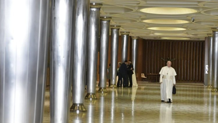 Setkání o ochraně nezletilých, papež kráčí do synodní auly