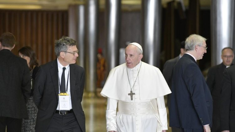 Der Präfekt des Kommunikationsdikasteriums, Paolo Ruffini, mit Papst Franziskus