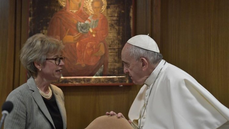 Außergewöhnlicher Dank an eine Frau: Papst Franziskus mit LInda Ghisoni