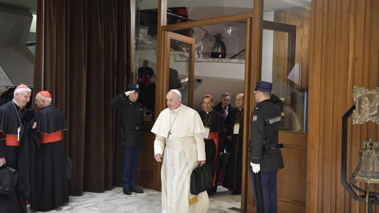 Pápež František prichádza na stretnutie o ochrane maloletých v Synodálnej aule