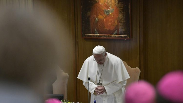 Papa Francisco em oração durante encontro sobre a proteção dos menores na Igreja