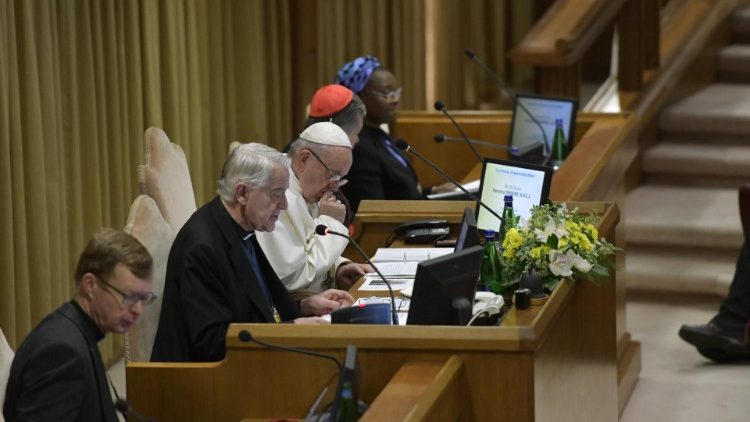 Il Papa ascolta la relazione di suor Veronica Openibo, superiora generale della Società del Santo Bambino Gesù