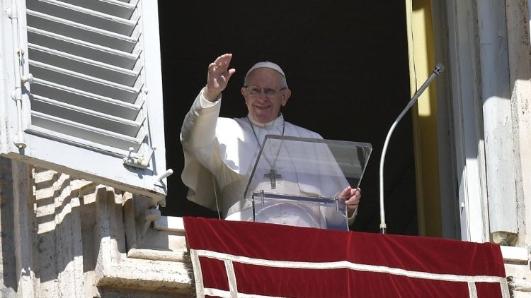 Papež pozdravlja vernike z okna apostolske palače 
