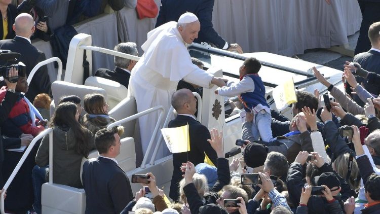 Papa Franjo među hodočasnicima na općoj audijenciji srijedom