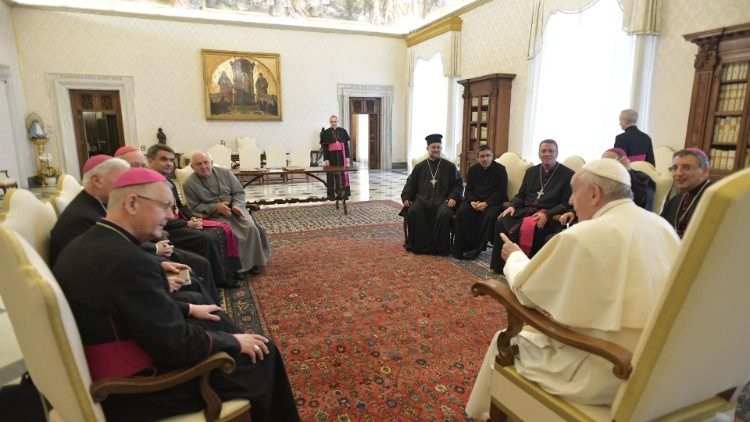 Le Pape en conversation avec les évêques d'Asie centrale.
