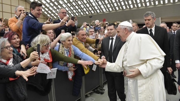 Papež ob prihodu v dvorano Pavla VI.