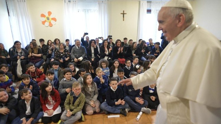 Папа Франциск сред младежите от енорията на свети Криспино край Рим