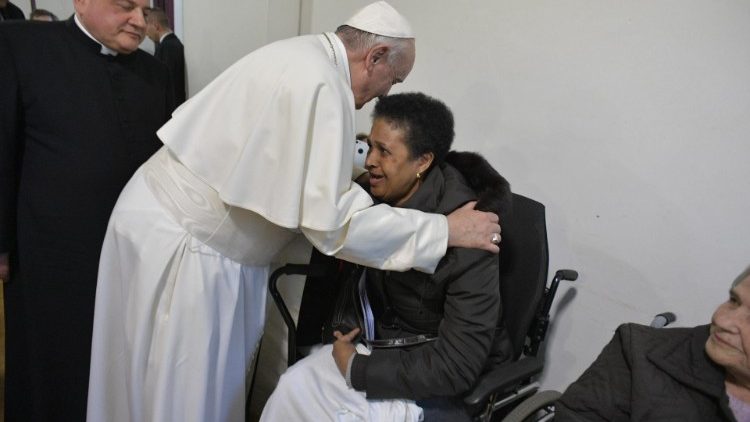 Papst Franziskus begrüßt beim Pastoralbesuch in einer römischen Vorstadtpfarrei kranke und alte Menschen
