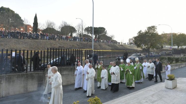 Papa Francesco si avvia verso la chiesa di San Crispino per la celebrazione eucaristica