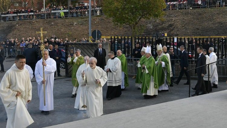Ferenc pápa látogatása a római Szent Kriszpin-plébánián