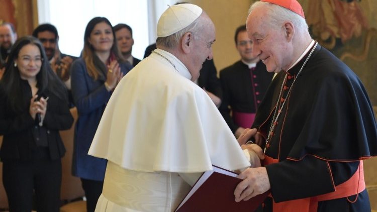 Le Pape saluant le cardinal Ouellet, président de la Commission pontificale pour l'Amérique latine.