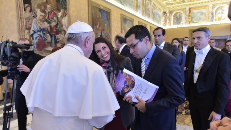 Папа Франциск с участниците в Семинара за млади католически лидери
