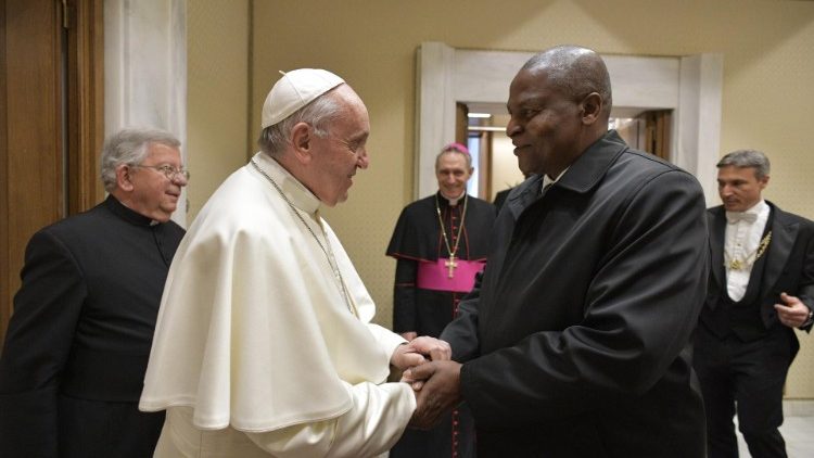 Le Pape François saluant le président centrafricain Touadéra, le 5 mars 2019 au Vatican.