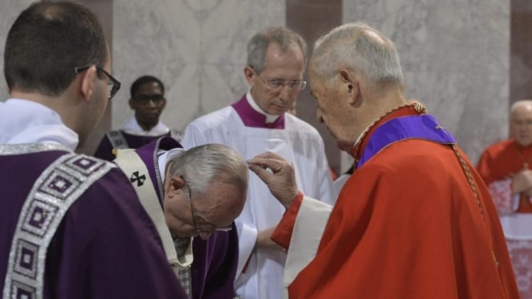 Gavėnios pradžia Romos vyskupijoje. Kardinolas J. Tomko barsto pelenus ant popiežiaus galvos