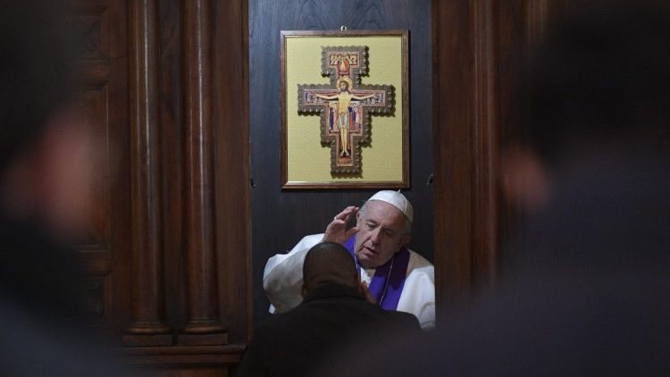 Le Pape François recevant un prêtre en confession, le 7 mars 2019 à la basilique Saint-Jean-de-Latran.