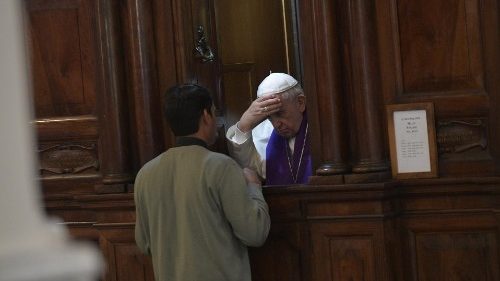 Papst nimmt römischen Priestern Beichte ab