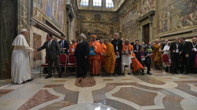 Papež z udeleženci mednarodne konference o verstvih in trajnostnih razvojnih ciljih