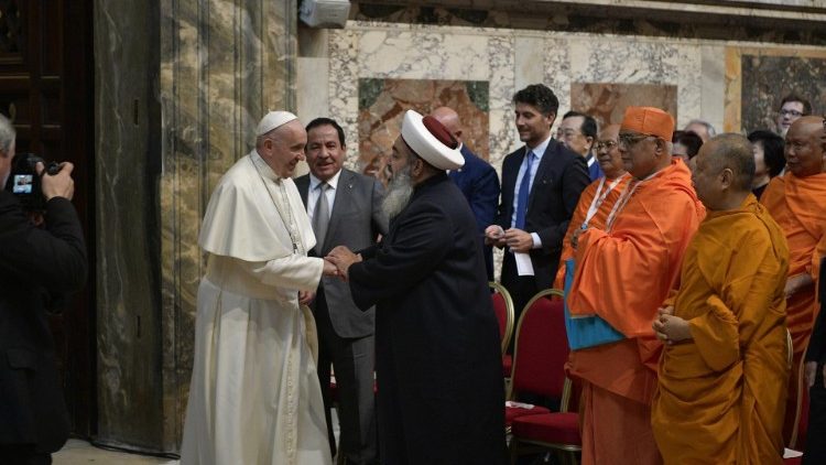 Ferenc pápa más vallások képviselőivel a Vatikánban