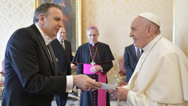 Папа Франциск и посол Республики Армении при Святейшем Престоле Карен Назарян