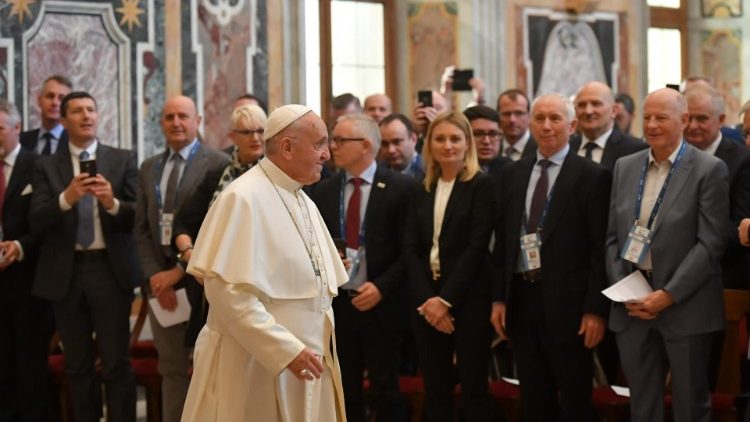Papež Frančišek med srečanjem s člani Evropske kolesarske zveze