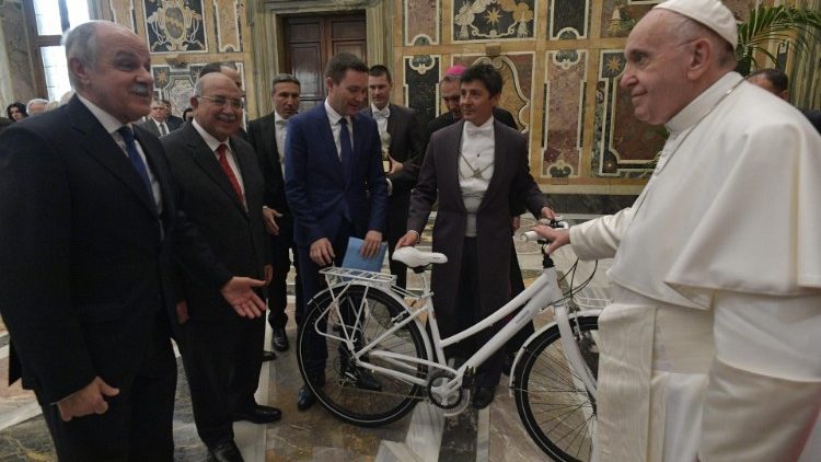 Папа Франциск на встрече в Ватикане с участниками конгресса Европейского велосипедного союза