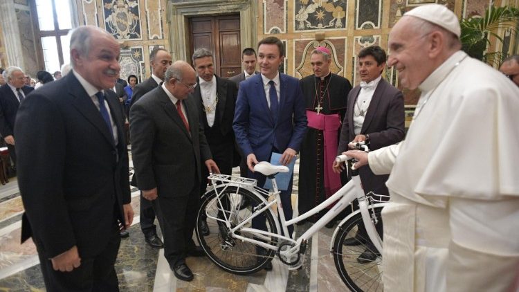 Evropska kolesarska zveza je papežu poklonila kolo