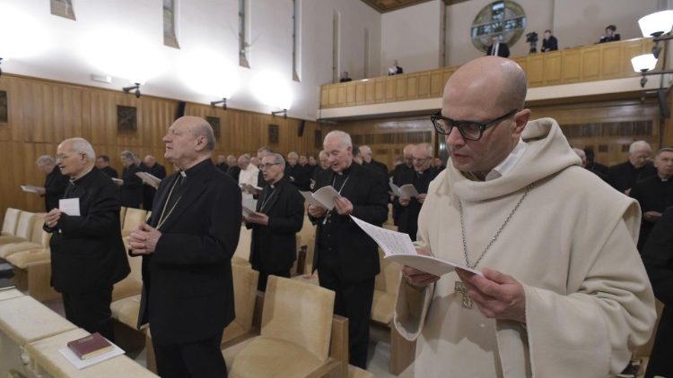 Le Pape François, les membres de la Curie romaine et dom Bernardo Francesco Maria Gianni, chapelle de la Maison du Divin Maître à Ariccia, le 10 mars 2019 