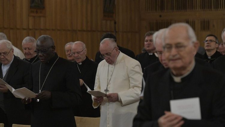Le Pape François et des membres de la Curie Romaine, chapelle de la Maison du Divin Maître à Ariccia, 10 mars 2019