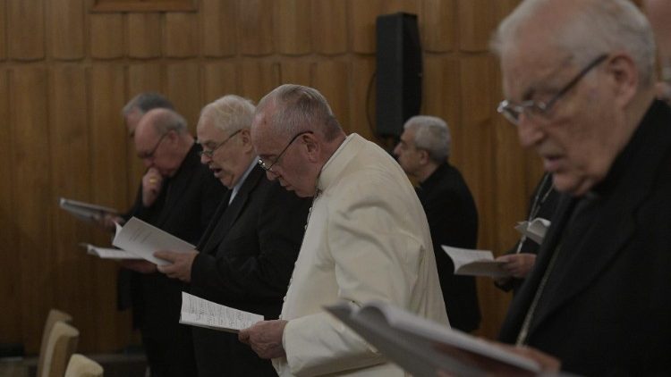 Le Pape François et des membres de la Curie romaine, chapelle de la Maison du Divin Maître à Ariccia, le 10 mars 2019