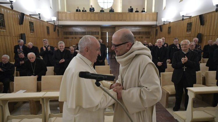 Påven tackar abboten efter de andliga övningarna 