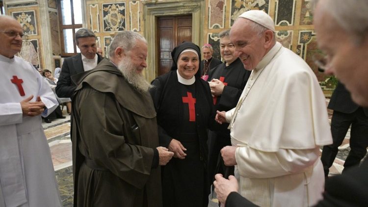 Le Pape saluant des représentants des branches masculines et féminines de la famille camillienne.