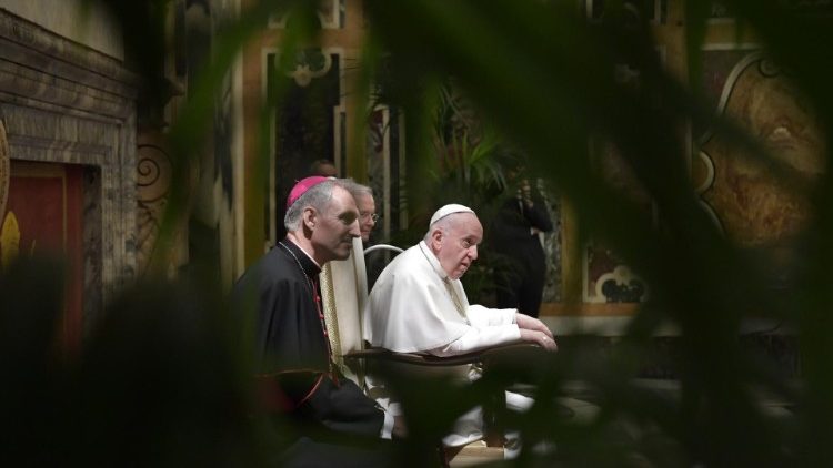 El Papa Francisco recibe a 70 miembros de la Familia Carismática San Camilo.