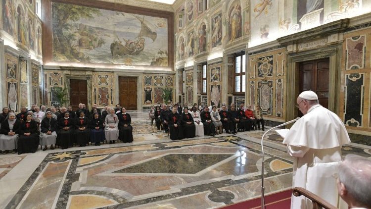 프란치스코 교황과 가밀로 수도회 회원들