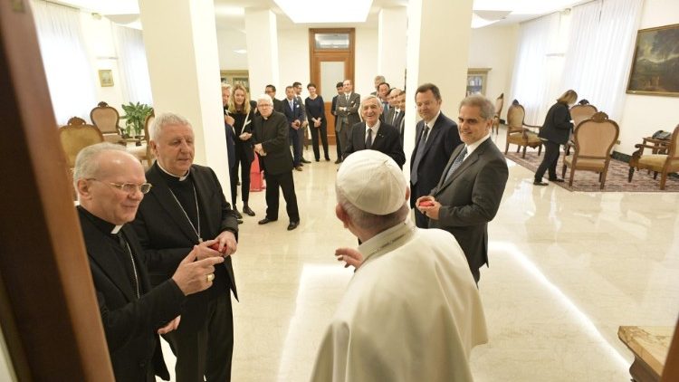 März 2019: Papst Franziskus mit Mitgliedern der Päpstlichen Stiftung Gravissimum Educationis, bei der das Projekt angesiedelt ist 