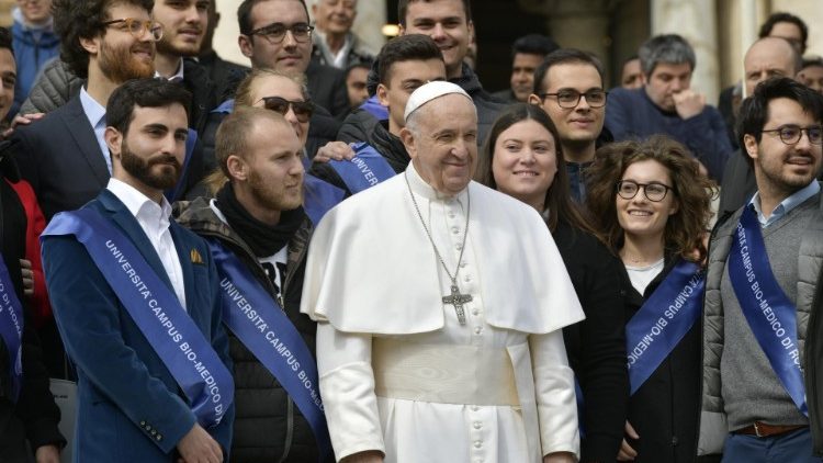 Le Pape François en compagnie de groupes de pèlerins lors de l'audience générale mercredi 20 mars 2019. 