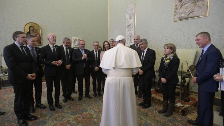 Le Pape rencontrant les responsables de la Fédération italiennes des médecins pédiatriques.