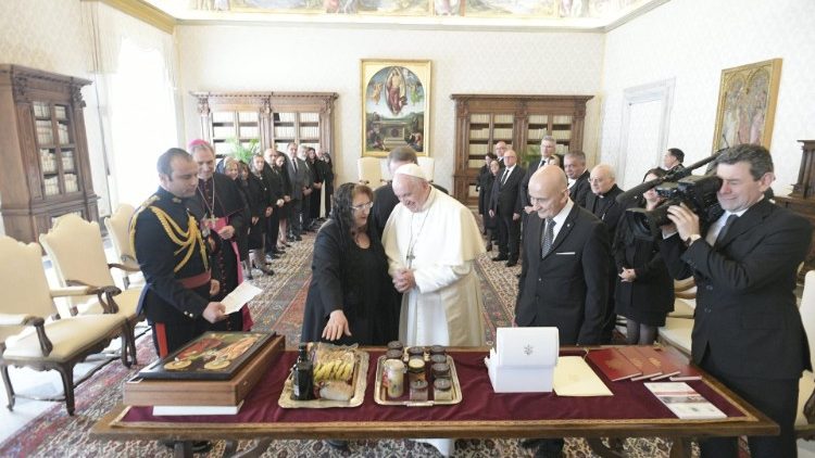 Папа падчас сустрэчы з лідэрам Мальты