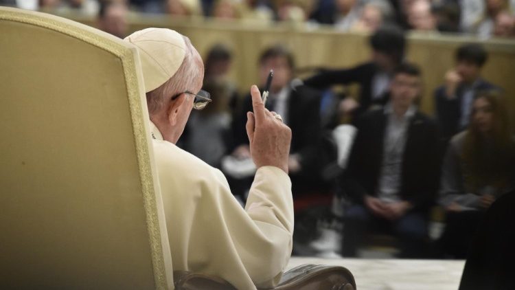 Pontífice exorta o protagonismo dos estudantes para que a paz triunfe