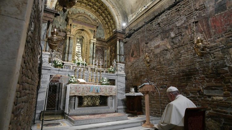 Papież na modlitwie w Świętym Domku Maryi